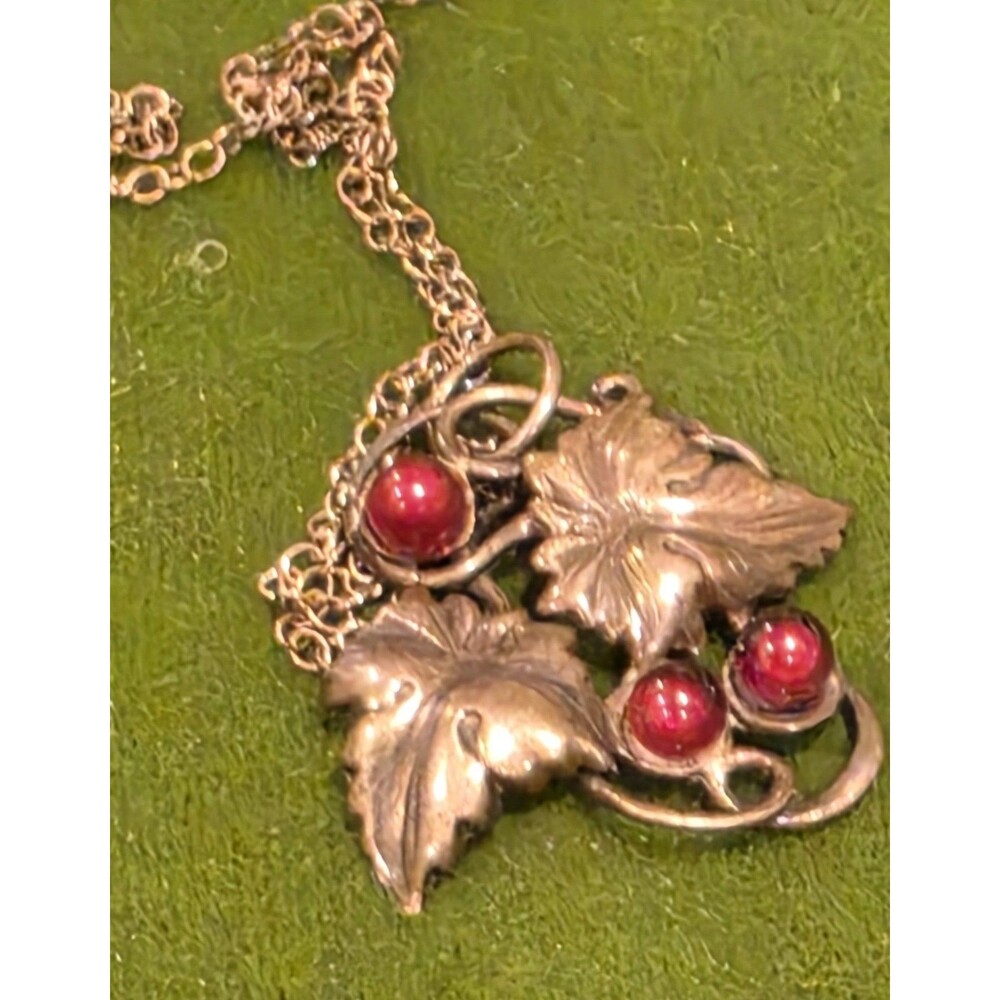​Vtg Berwin Sterling Silver Italy Chain Grape Leaf Pendant Necklace Red Berries